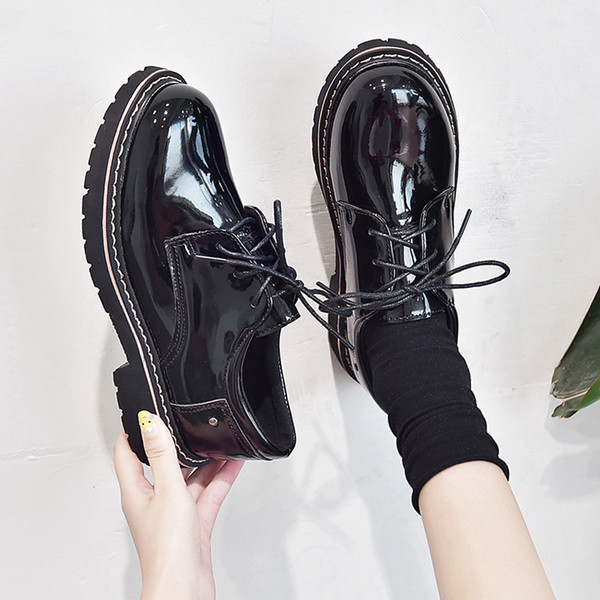 Γυαλιστερά έκο δερμάτινα γυναικεία παπούτσια σε  μαύρο χρώμα για το φθινοπώρο