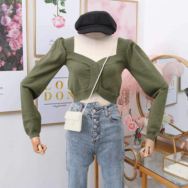 Μοντέρνο γυναικείο πουλόβερ με μακρύ μανίκι - κοντό μοντέλο