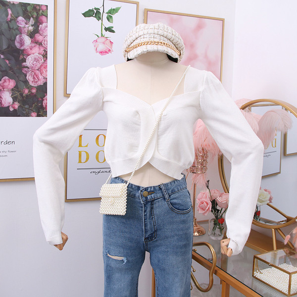 Μοντέρνο γυναικείο πουλόβερ με μακρύ μανίκι - κοντό μοντέλο