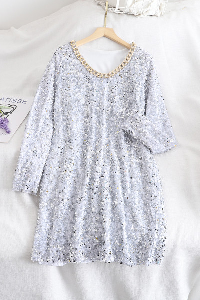 Stílusos női rövid ruha flitterekkel és kerek nyakkivágással