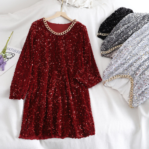 Stílusos női rövid ruha flitterekkel és kerek nyakkivágással