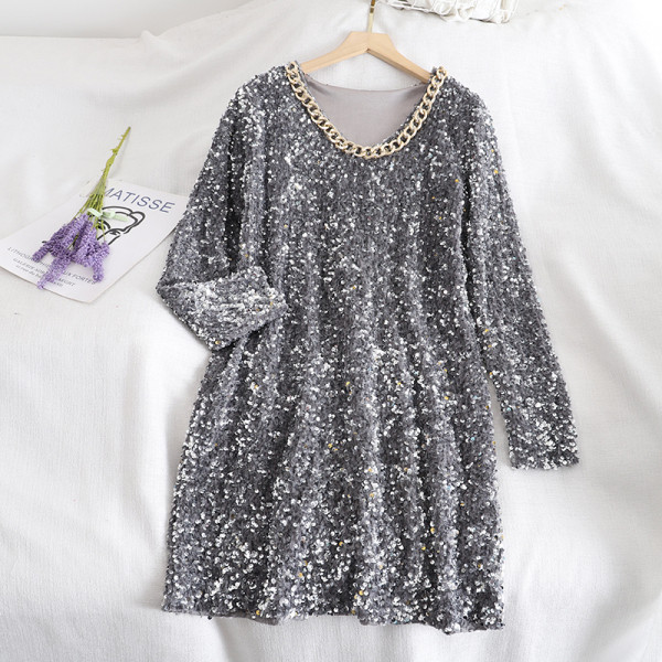 Stílusos női rövid ruha flitterekkel és kerek nyakkivágással