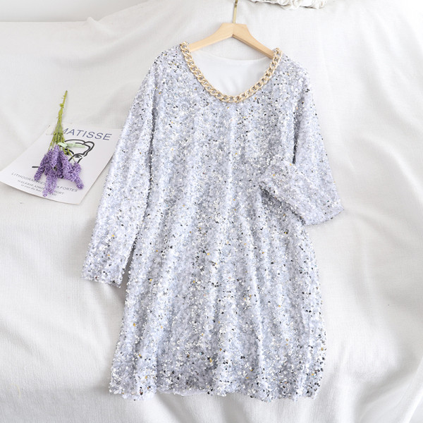 Stílusos női rövid ruha flitterekkel és kerek nyakkivágással