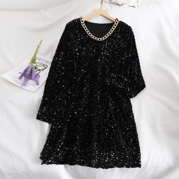 Stílusos női rövid ruha flitterekkel és kerek nyakkivágással