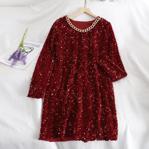 Stílusos női rövid ruha flitterekkel és kerek nyakkivágással