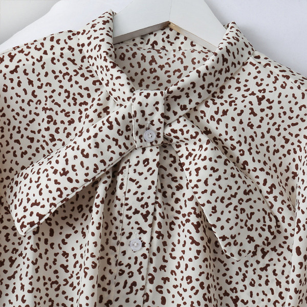 Modern női ing szalaggal és hosszú ujjal