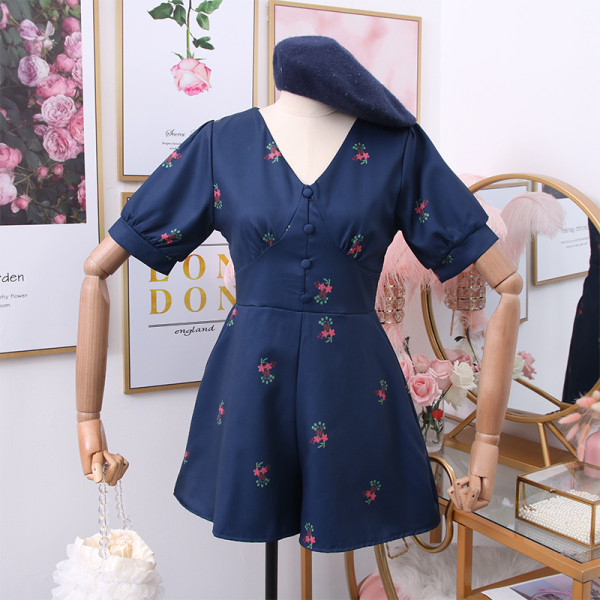 Modern női overál spitz nyakkivágással és rövid ujjal