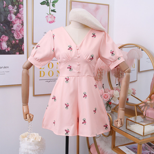 Modern női overál spitz nyakkivágással és rövid ujjal