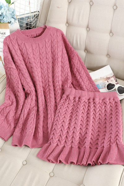 Két részből álló női téli szett, mely egy pulóvert és egy magas derékú szoknyát tartalmaz