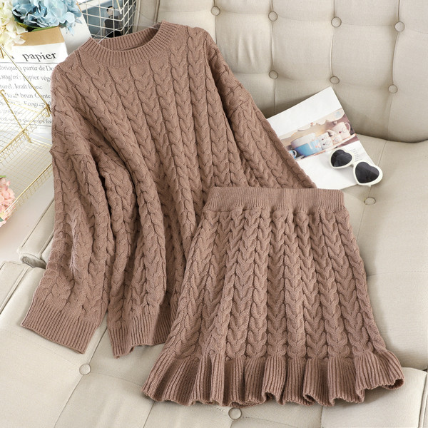 Két részből álló női téli szett, mely egy pulóvert és egy magas derékú szoknyát tartalmaz