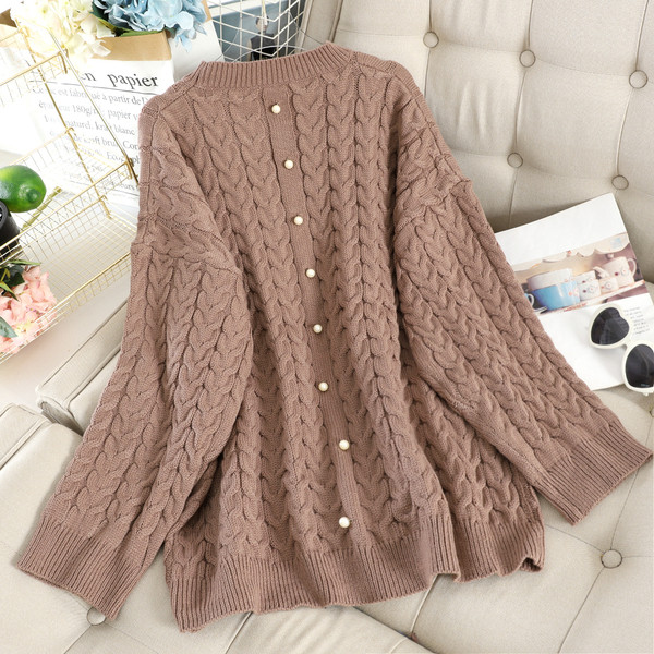 Két részből álló női téli szett, mely egy pulóvert és egy magas derékú szoknyát tartalmaz