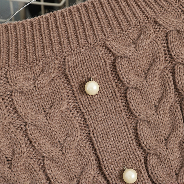 Két részből álló női téli szett, mely egy pulóvert és egy magas derékú szoknyát tartalmaz