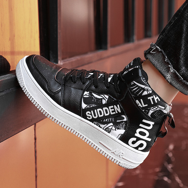 Alkalmi férfi tornacipő felirattal és nyakkendővel