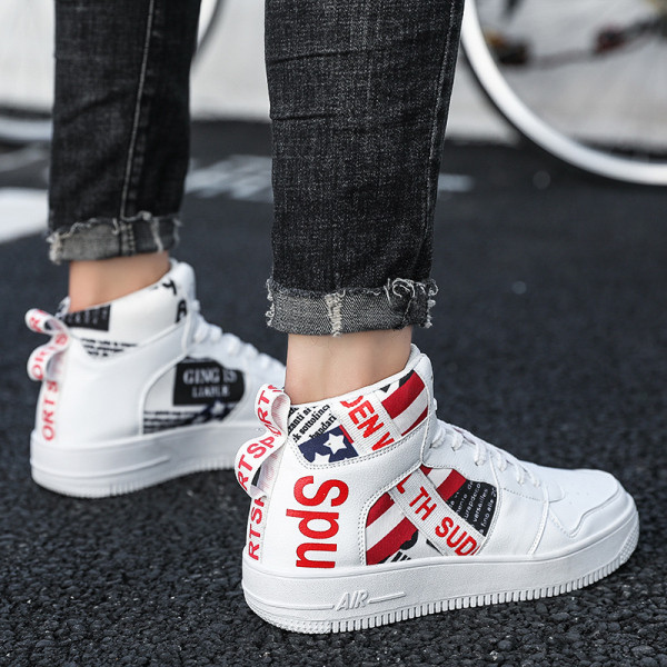 Alkalmi férfi tornacipő felirattal és nyakkendővel