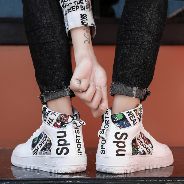 Alkalmi férfi tornacipő felirattal és nyakkendővel