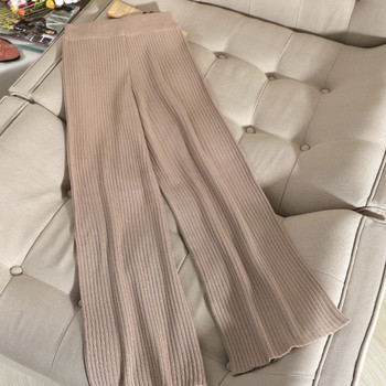 Μοντέρνο γυναικείο σετ που περιλαμβάνει μπλούζα με γυμνούς ώμους και πλισέ παντελόνια με ψηλή μέση