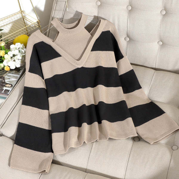 Modern női szett, amely egy csupasz vállú pulóvert és magas derékú, redőzött nadrágot tartalmaz