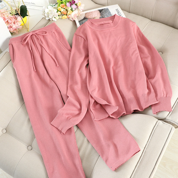 Női alkalmi kötöttáru szett pulóverrel és nadrággal