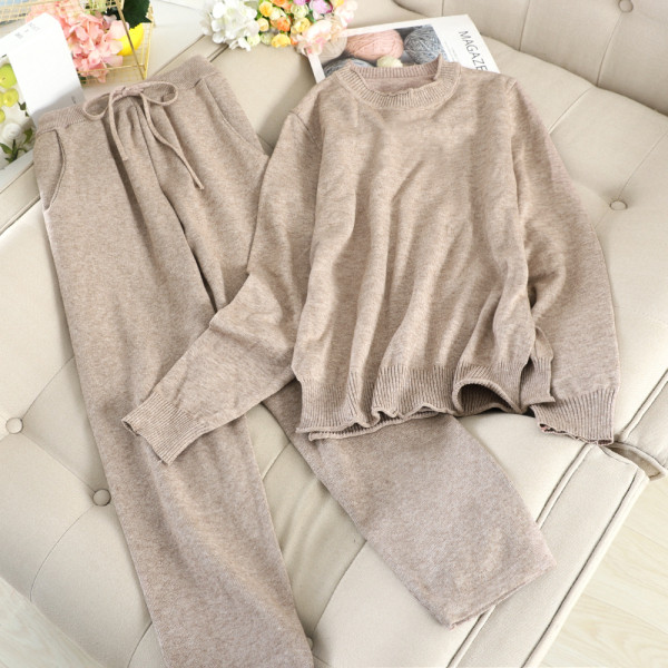 Női alkalmi kötöttáru szett pulóverrel és nadrággal