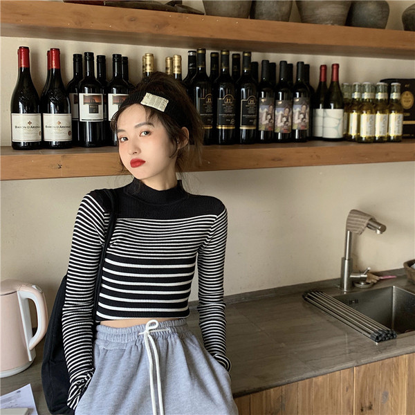 Naprakész női csíkos blúz két színben, félmagas gallérral