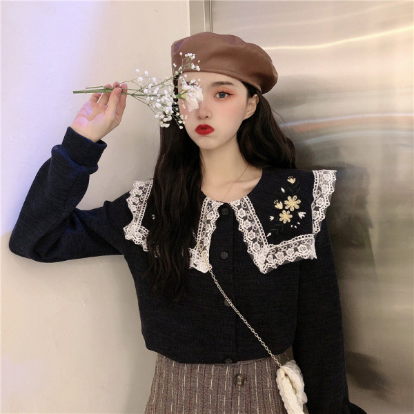 Női topikus blúz fekete színben, hímzéssel