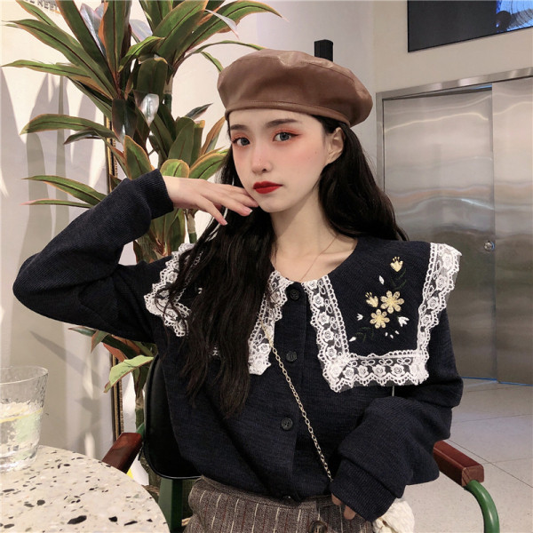 Női topikus blúz fekete színben, hímzéssel