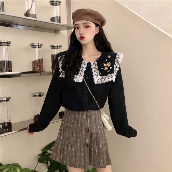 Női topikus blúz fekete színben, hímzéssel