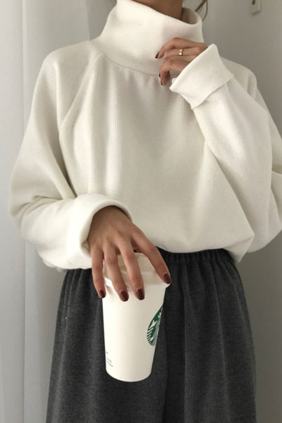 Aktuális női pulóver négy színben széles modell