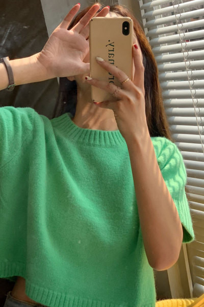 Rövid ujjú, ovális nyakkivágású női topikus blúz több színben