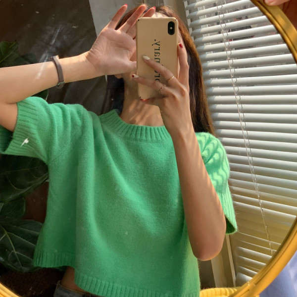 Rövid ujjú, ovális nyakkivágású női topikus blúz több színben