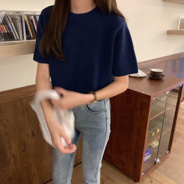 Rövid ujjú, ovális nyakkivágású női topikus blúz több színben