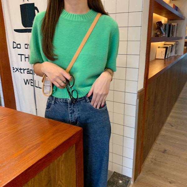 Rövid ujjú, ovális nyakkivágású női topikus blúz több színben