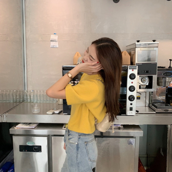 Rövid ujjú, ovális nyakkivágású női topikus blúz több színben