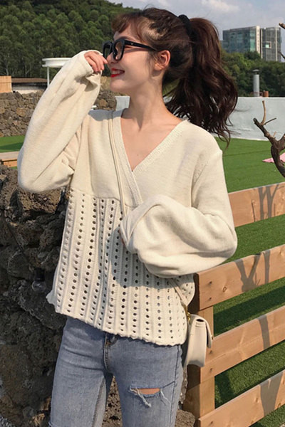 Ženska ležerna bluza širokog modela u dvije boje sa špic izrezom