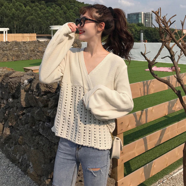 Ženska ležerna bluza širokog modela u dvije boje sa špic izrezom