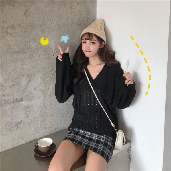 Ženska ležerna bluza širokog modela u dvije boje sa špic izrezom