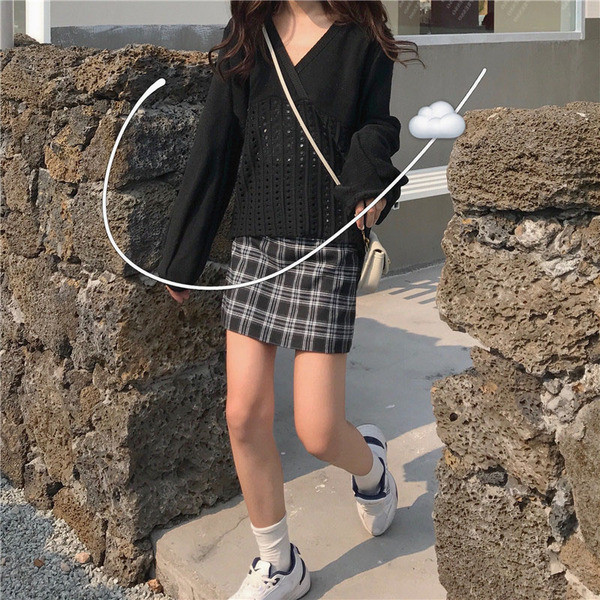 Ženska ležerna bluza širokog modela u dvije boje sa špic izrezom