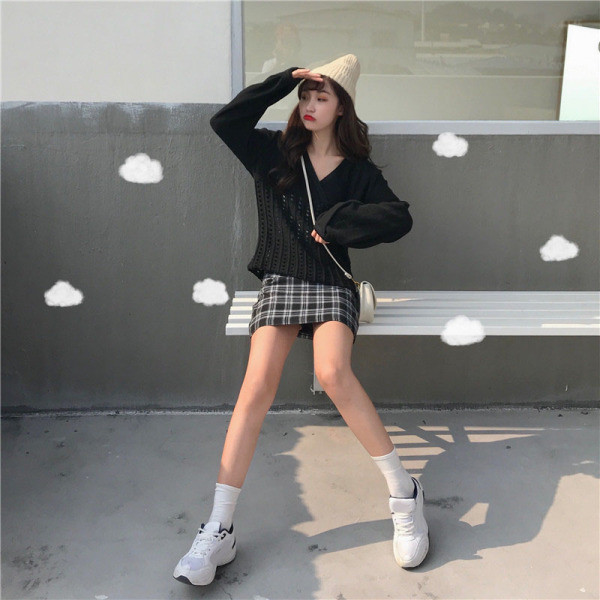 Ženska ležerna bluza širokog modela u dvije boje sa špic izrezom