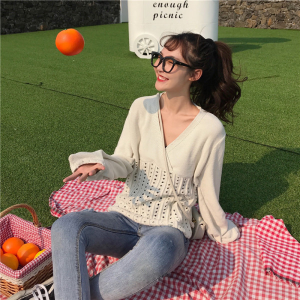 Ženska ležerna bluza širokog modela u dvije boje sa špic izrezom