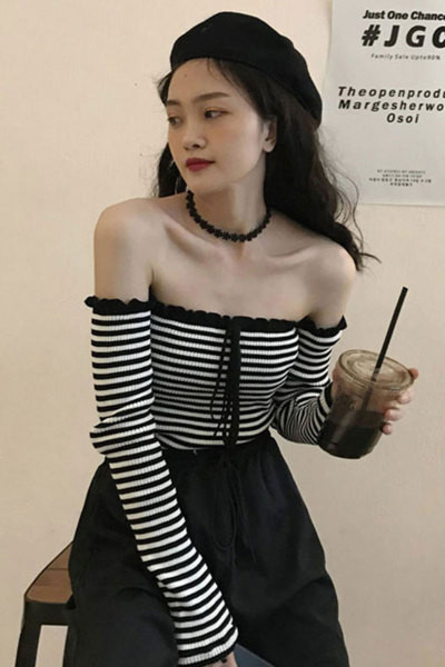 Naiste liibuva pluusiga mudel, millel on langetatud varrukad