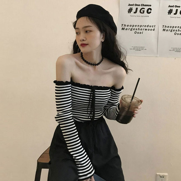 Naiste liibuva pluusiga mudel, millel on langetatud varrukad