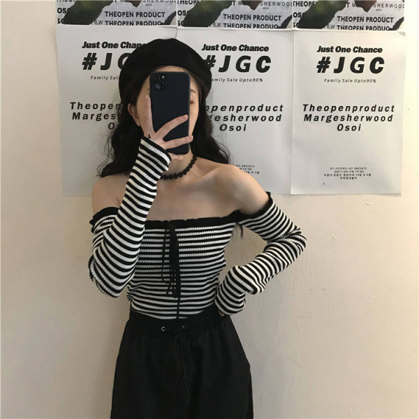 Naiste liibuva pluusiga mudel, millel on langetatud varrukad