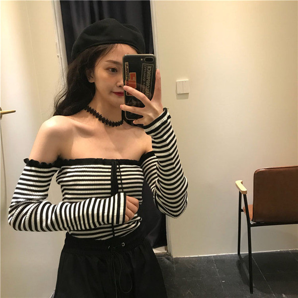 Naiste liibuva pluusiga mudel, millel on langetatud varrukad