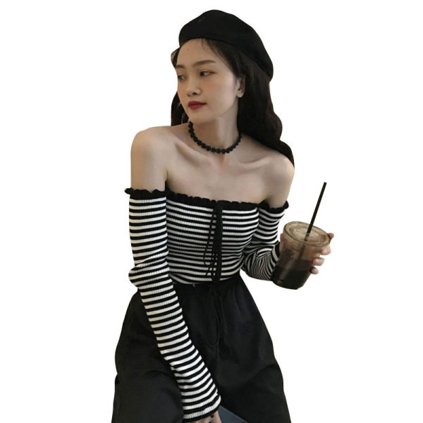 Naiste liibuva pluusiga mudel, millel on langetatud varrukad