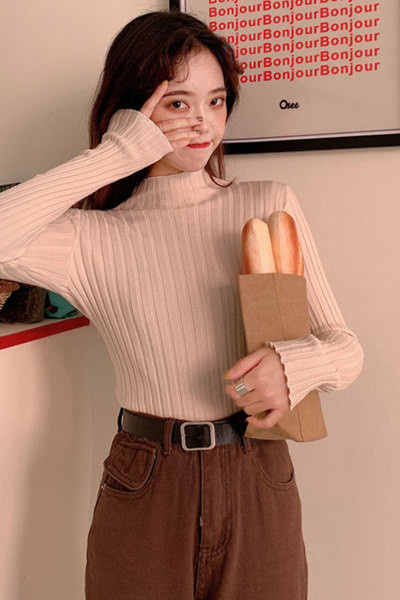 Jelenlegi női blúzos modell félmagas gallérral