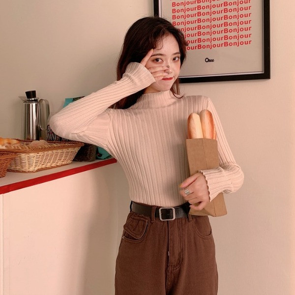 Jelenlegi női blúzos modell félmagas gallérral