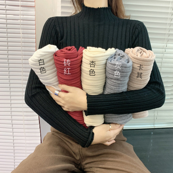 Jelenlegi női blúzos modell félmagas gallérral