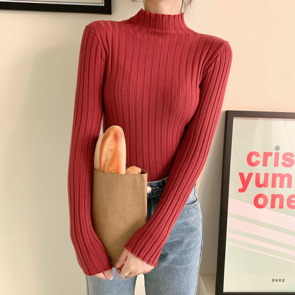 Jelenlegi női blúzos modell félmagas gallérral