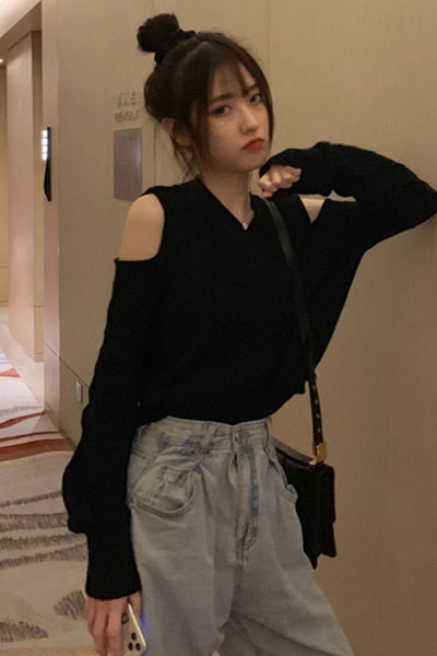 Női topikus blúz két színben, spitz nyakkivágással és csupasz vállakkal