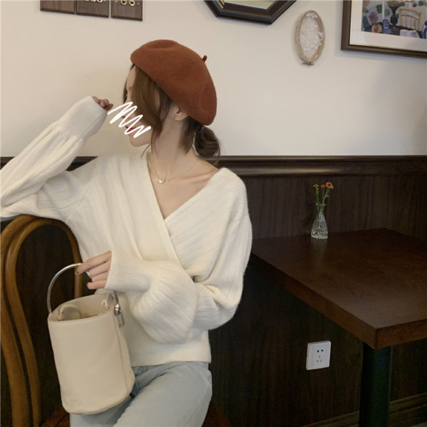 Aktuális női blúz három színben, spitz nyakkivágással